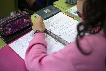 Archivo - Estudiante gallega con apuntes y estuche en una aula de Galicia