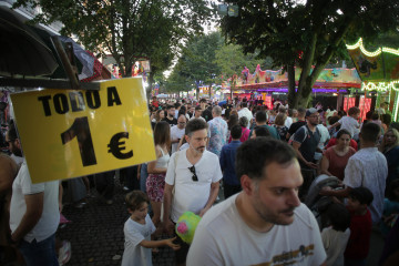 Archivo - Decenas de personas pasean por el recinto ferial durante las Fiestas de San Froilán de Lugo, declaradas de Interés Turístico Gallego y de Interés Turístico Nacional. A 7 de octubre de 2