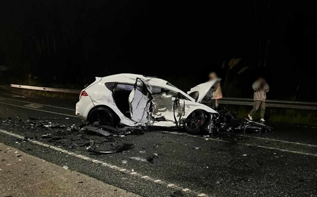 Una colisión entre tres vehículos deja dos fallecidas y cuatro heridos entre Ares y Mugardos (A Coruña).