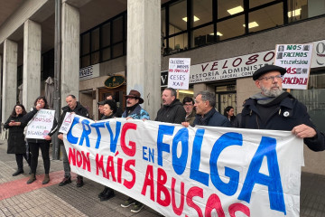 Archivo - Concentración de trabajadores de la CRTVG en una nueva jornada de protestas. Frente al Parlamento de Galicia coincidiendo con la comisión de control del ente público.