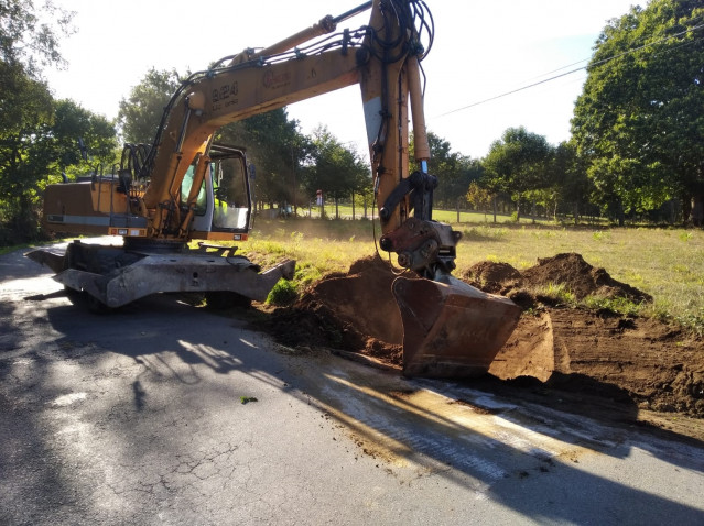 Transcurso de las obras de mejora del acceso al futuro Parque Central de Galicia en Antas de Ulla (Lugo).