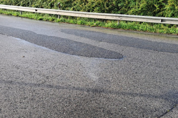 Estado del pavimento en la N-642 en A Mariña (Lugo).