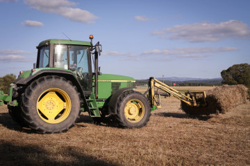 Archivo - Un tractor durante la recogida de trigo en la parroquia de Calvo, a 31 de julio de 2023, en Abadin, Lugo, Galicia (España). El sector ganadero prevé un aumento de los costes de piensos y f