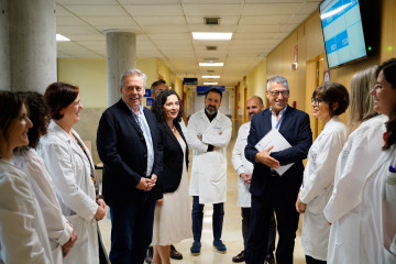 El conselleiro de Sanidade, Antonio Gómez Caamaño, acompañado del gerente del área sanitaria de A Coruña y Cee, Luis Verde Remeseiro, visita la nueva unidad de psicogeriatría del centro de salud