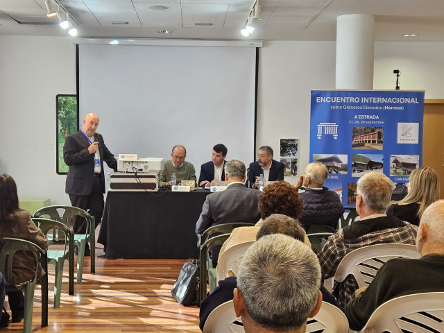 Luciano G. Alfaya, Gonzalo Louzao, Anxo M. Lorenzo y Carlos Henrique Fernández Coto en la inauguración del III Encuentro Internacional sobre Graneros Elevados, en A Estrada (Pontevedra).