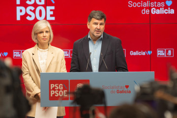 La diputada autonómica del PSdeG Patricia Igleisas y el eurodiputado Nicolás González Casares en un rueda de prensa