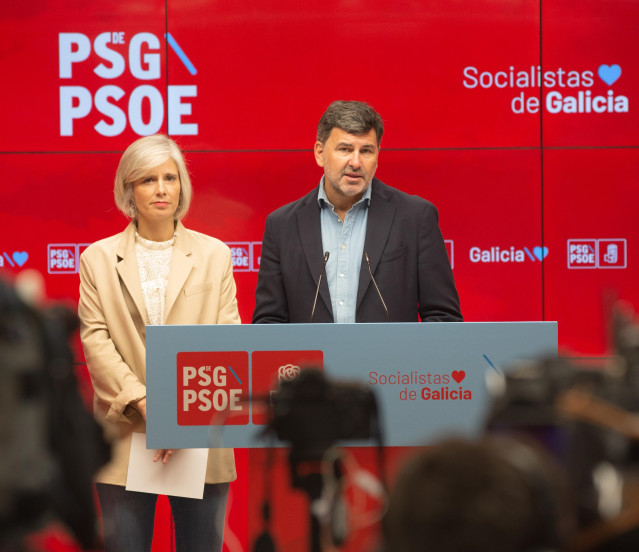 La diputada autonómica del PSdeG Patricia Igleisas y el eurodiputado Nicolás González Casares en un rueda de prensa