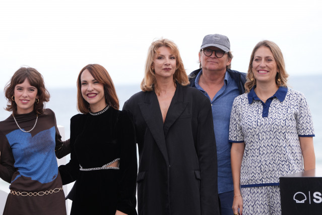 (I-D) La actriz Alba Planas, la directora Paula Ortiz, la actriz Najwa Nimri y los productores Stefan Schmitz y María Contreras durante el photocall de la película ‘La virgen roja’, en el Festival de Cine de San Sebastián, a 22 de septiembre de 2024, en S