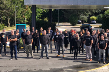 Trabajadores de la CRTVG manifestándose hoy ante la sede en un nuevo Venres Negro en contra la manipulación del ente público en una foto de Defende A Galega