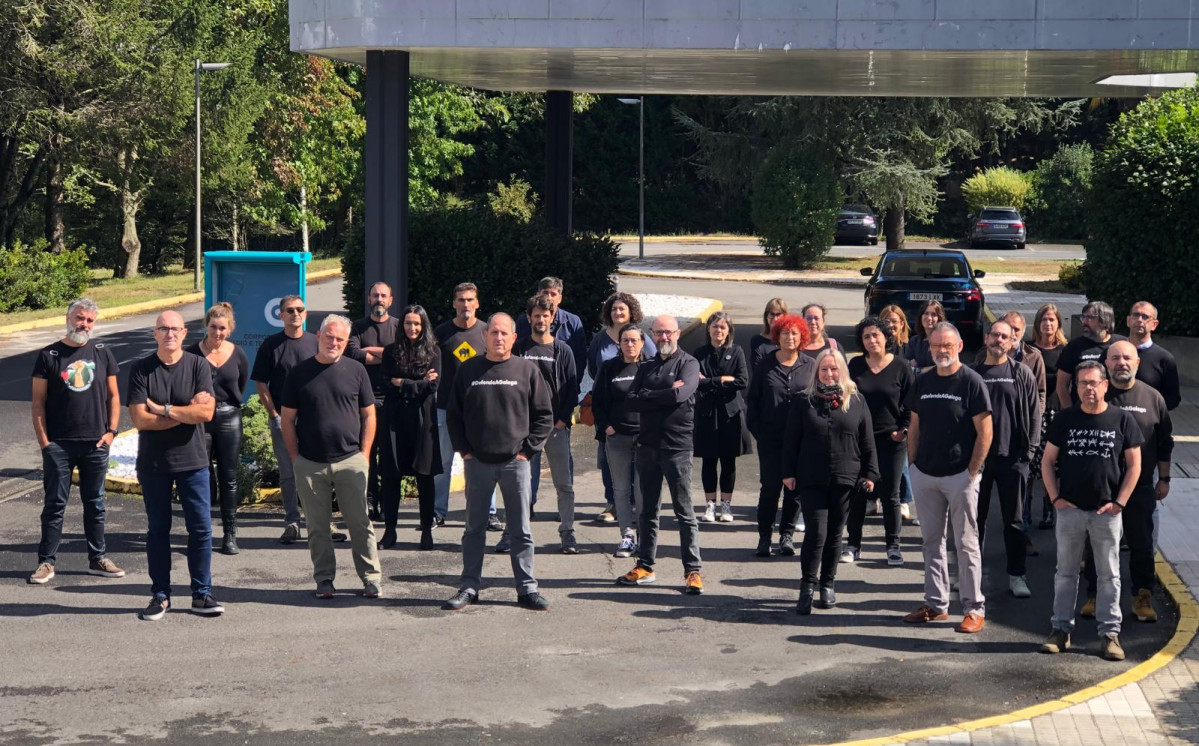 Trabajadores de la CRTVG manifestu00e1ndose hoy ante la sede en un nuevo Venres Negro en contra la manipulaciu00f3n del ente pu00fablico en una foto de Defende A Galega