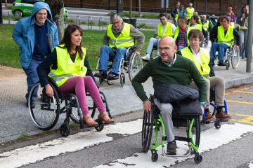 La conselleira de Vivenda e Planificación de Infraestruturas, María Martínez Allegue, en silla de ruedas junto al director de la Axencia Galega de Infraestruturas (AXI), Francisco Menéndez, y el p