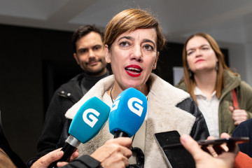 Archivo - La candidata de Sumar Galicia a la Presidencia de la Xunta, Marta Lois, atiende a los medios de comunicación durante un acto de campaña electoral de Sumar Galicia, en el cine Elma, a 11 de