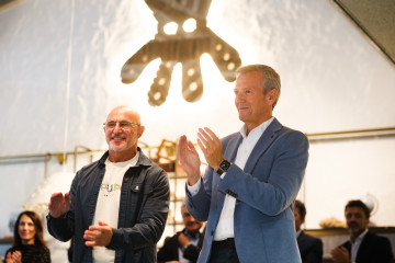 Alfonso Rueda y Luis de la Fuente reciben la medalla de la marca de ropa ElPulpo