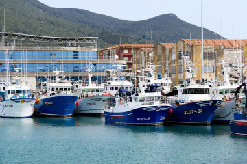 Archivo - Barcos amarrados en un puerto.