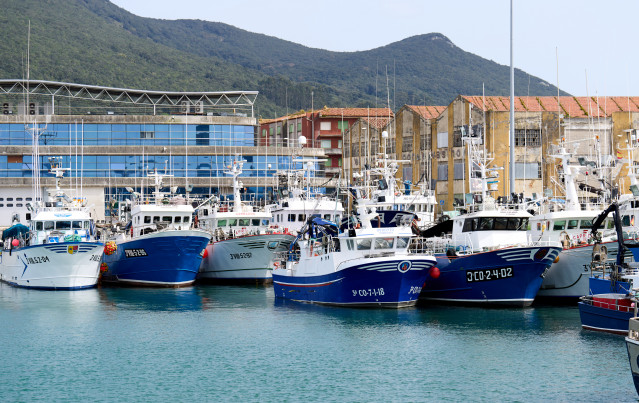 Archivo - Barcos amarrados en un puerto.