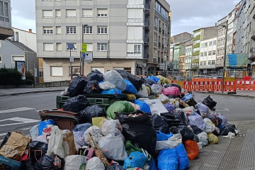 Archivo - Basura acumulada en un contenedor en Carballo.