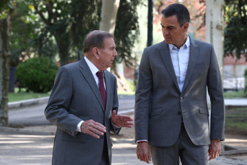 El candidato opositor venezolano Edmundo González (i) y el presidente del Gobierno, Pedro Sánchez (d), se reúnen en el Palacio de la Moncloa, a 12 de septiembre de 2024, en Madrid (España). La vis