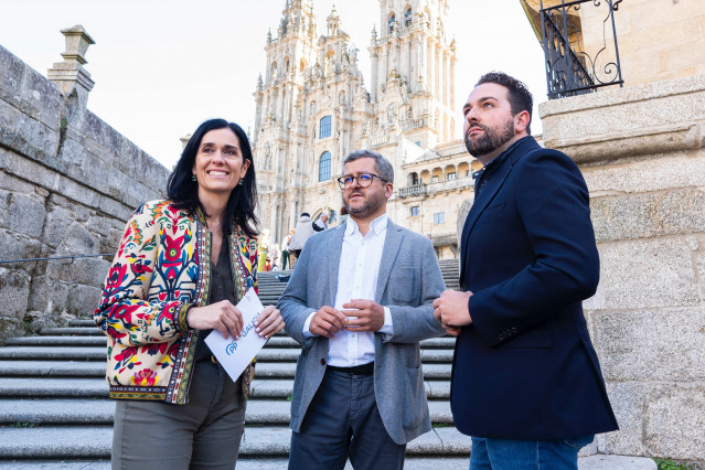 La secretaria general del PPdeG, Paula Prado, junto al coordinador de acción exterior de los populares gallegos, Rubén del Río, y el edil compostelano Adrián Villa.