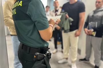 Una agente de la Guardia Civil pasa lista en unas oposiciones al Instituto Armado