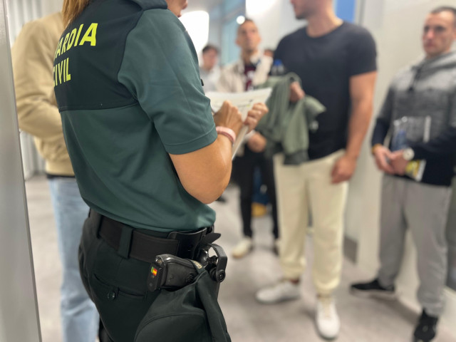 Una agente de la Guardia Civil pasa lista en unas oposiciones al Instituto Armado