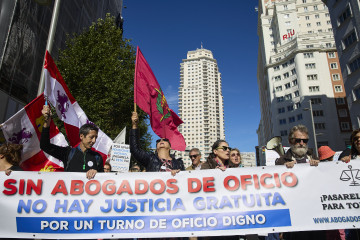 Varias personas durante una manifestación de abogados afectados por la mutualidad, a 28 de septiembre de 2024, en Madrid (España). La Asociación Nacional de Afectados por la mutualidad de la Abogac