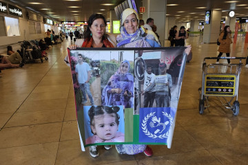 La eurodiputada del BNG, Ana Miranda, visita en el aerpuerto de Barajas a los saharauis que piden asilo.