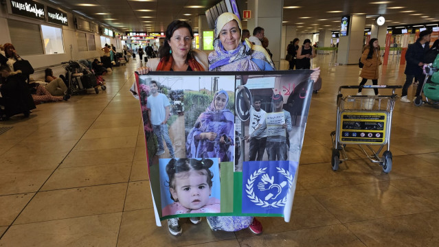 La eurodiputada del BNG, Ana Miranda, visita en el aerpuerto de Barajas a los saharauis que piden asilo.