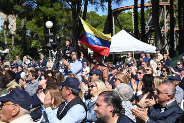 Unos afiliados levantan una bandera de Venezuela durante el acto del Día del Afiliado del PP de Aragón, en el Parque de Atracciones de Zaragoza, a 28 de septiembre de 2024, en Zaragoza, Aragón (Esp