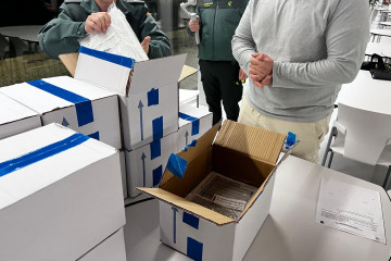 Agentes de la Guardia Civil custodian y comprueban las cajas que contienen las pruebas de oposición para ingresar al Instituto Armado