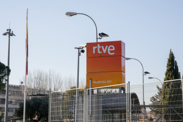 Archivo - Logotipo de Radio Televisión Española en la sede de Prado del Rey, Madrid, (España).