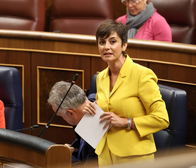 La ministra de Vivienda, Isabel Rodríguez, interviene durante una sesión de control al Gobierno, en el Congreso de los Diputados, a 25 de septiembre de 2024, en Madrid (España). Durante la sesión de control, el Gobierno se enfrenta a las a preguntas del P