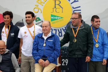 El Rey Emerito, Don Juan Carlos de Borbón, preside la entrega de trofeos de la Regata Rey Juan Carlos I El Corte Inglés Máster en el club náutico, a 29 de septiembre de 2024, en Sanxenxo (Ponteved