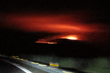 Imagen noctura del incendio de Carballedo Cea publicada en el Facebook de Luis García Mato