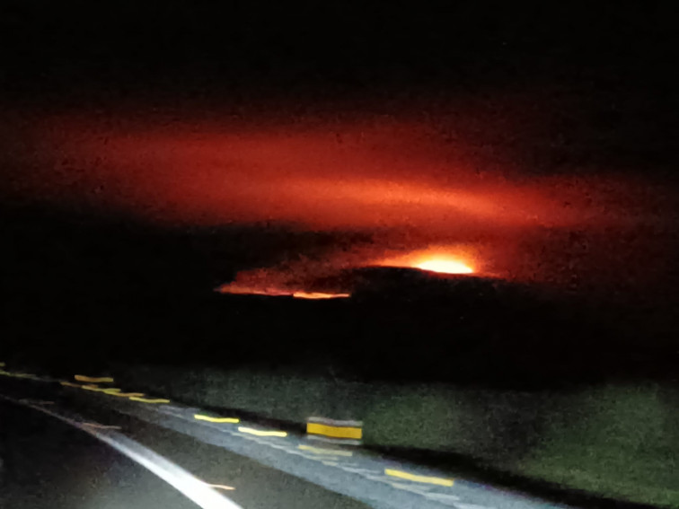 Incendio al atardecer en una zona de Carballedo y Cea que ha sufrido varios fuegos recientes (vídeo)