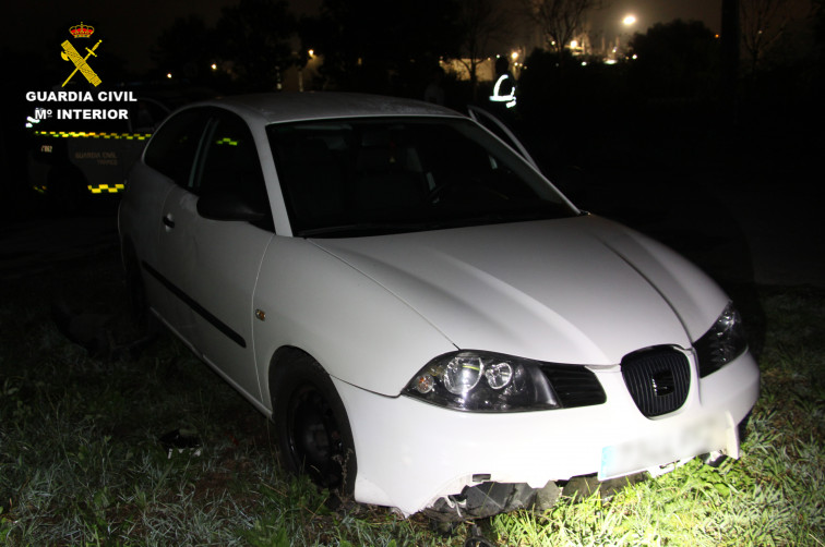 Un menor roba el coche a sus padres y lo estrella contra un coche patrulla en Valga