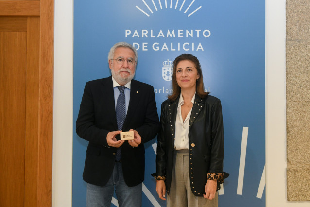 El presidente del Parlamento de Galicia, Miguel Ángel Santalices, recibe la memoria del primer Plan Integral de Enerxía e Clima 2019-2023 de manos de la conselleira de Medio Ambiente e Cambio Climático, Ángeles Vázquez.