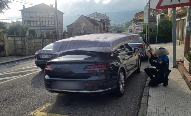 La Policía Local intercepta en Poio un vehículo con un colchón sobre su techo.