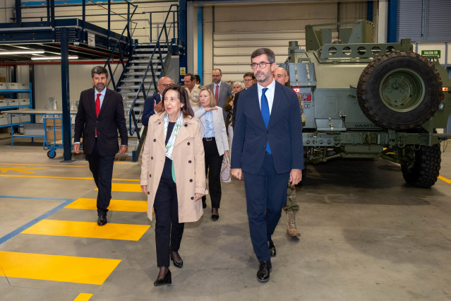 La ministra de Defensa, Margarita Robles, durante una visita a las instalaciones de UROVESA Vehículos Especiales S.A, a 30 de septiembre de 2024, en Valga, Pontevedra, Galicia (España). Durante su visita, la ministra ha realizado un recorrido por las mism