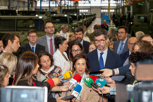 La ministra de Defensa, Margarita Robles, durante una visita a las instalaciones de UROVESA Vehículos Especiales S.A, a 30 de septiembre de 2024, en Valga, Pontevedra, Galicia (España). Durante su visita, la ministra ha realizado un recorrido por las mism