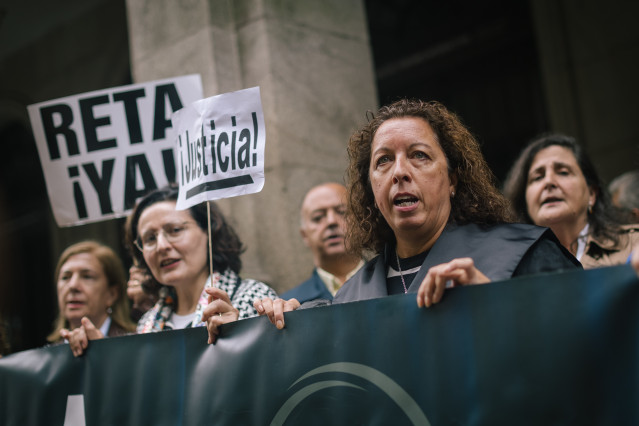 Archivo - Protesta de abogados ante un acto de la  ministra de Inclusión, Seguridad Social y Migraciones, Elma Saiz, celebrado en Santiago