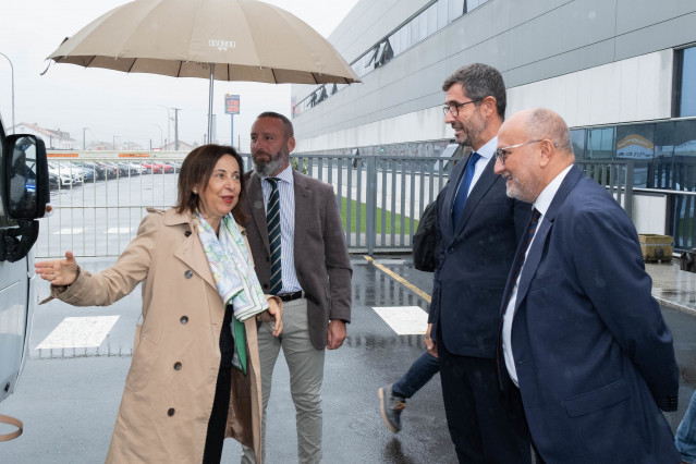 La ministra de Defensa, Margarita Robles, durante una visita a las instalaciones de UROVESA Vehículos Especiales S.A, a 30 de septiembre de 2024, en Valga, Pontevedra, Galicia (España). Durante su visita, la ministra ha realizado un recorrido por las mism