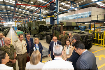 La ministra de Defensa, Margarita Robles, durante una visita a las instalaciones de UROVESA Vehículos Especiales S.A, a 30 de septiembre de 2024, en Valga, Pontevedra, Galicia (España). Durante su v