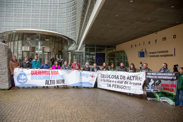 Archivo - La eurodiputada del BNG, Ana Miranda, junto a diferentes plataformas y entidades que acudieron a Bruselas a denunciar el proyecto de Altri.