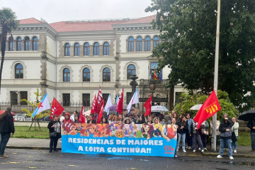 Trabajadores de residencias privadas se movilizan en Santiago para exigir la equiparación salarial con el sector público