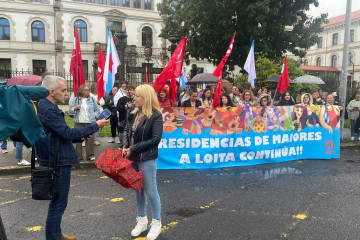 Protesta de trabajadores de residencias frente a la Xunta