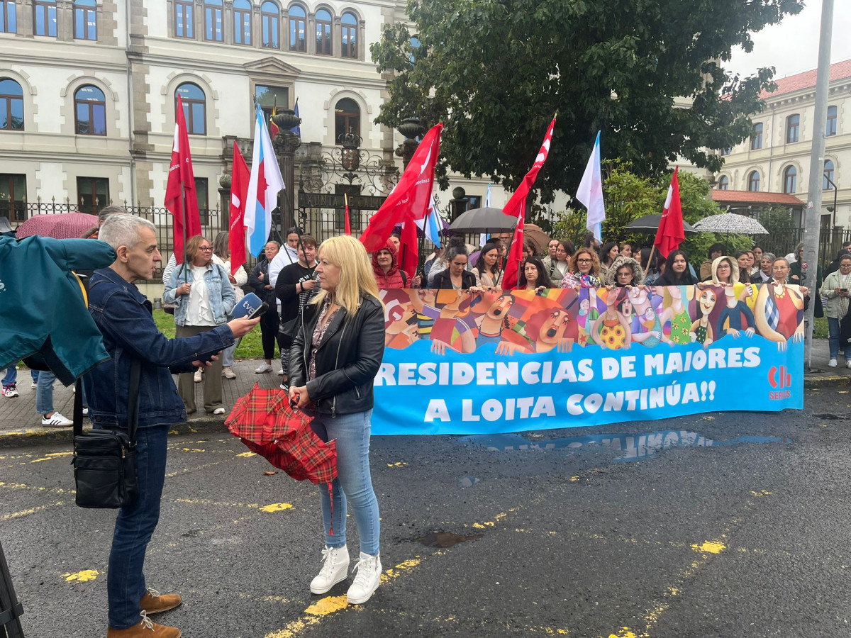 Protesta de trabajadores de residencias frente a la Xunta