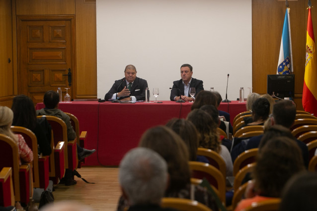 El presidente de la Diputación de A Coruña, Valentín González Formoso, asiste a la inauguración de una jornada sobre la Ley de Residuos