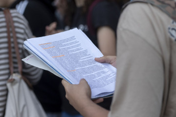 Archivo - Apuntes durante el primer día de la Evaluación de Acceso a la Universidad (EvAU), en la Universidad Complutense de Madrid, a 3 de junio de 2024, en Madrid.