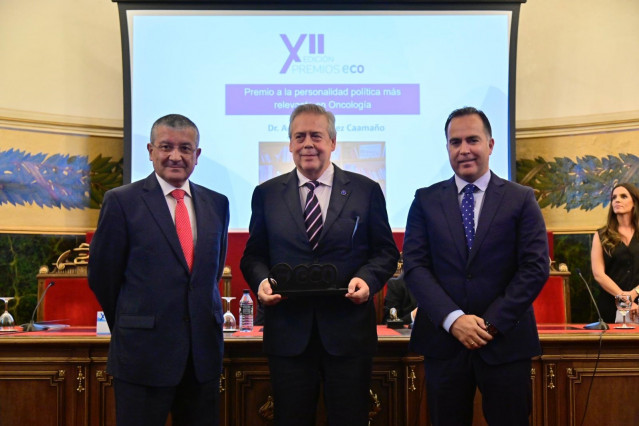 El conselleiro de Sanidade, Antonio Gómez Caamaño, recibe el Premio a la personalidad política más relevante en oncología.