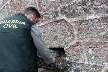 Localizan una granada de mano cargada en una casa deshabitada de O Irixo (Ourense)